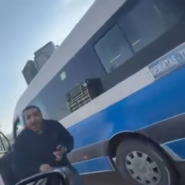 Bursa'da yol verme kavgası kamerada... Camı kırdı, 180 bin lira ceza yedi