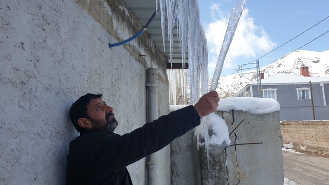 Termometreler eksi 18'i gördü, binalarda 3 metrelik buz sarkıtları oluştu