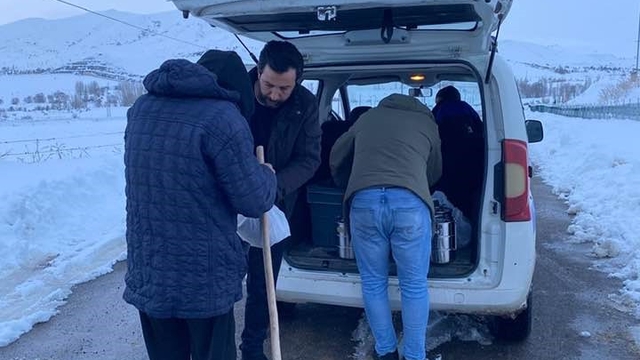 Demirözü'nde vatandaşlara ramazan ayında sıcak yemek ulaştırılıyor