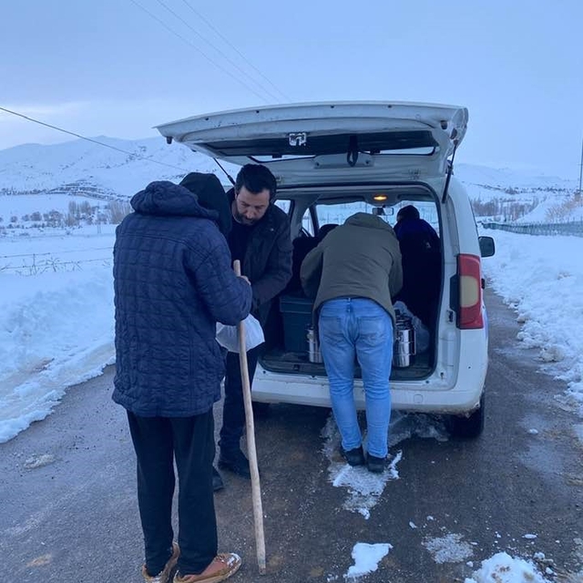 Demirözü'nde vatandaşlara ramazan ayında sıcak yemek ulaştırılıyor
