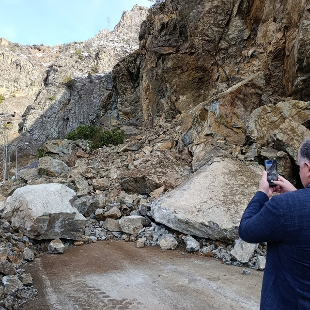 Gümüşhane-Giresun karayolu heyelan nedeniyle ulaşıma kapandı