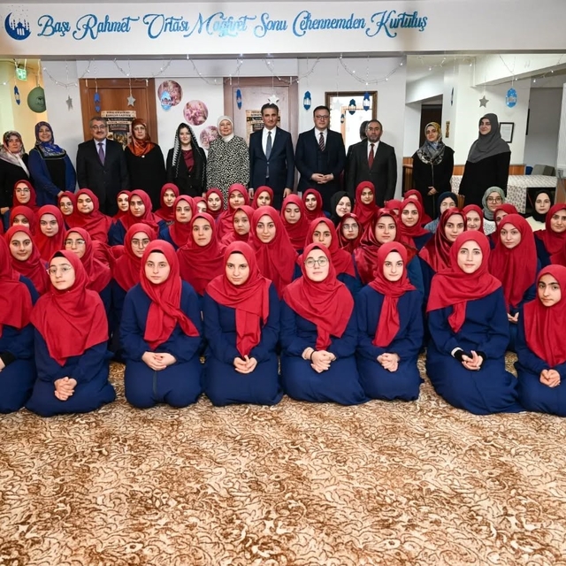 Kur'an kursu öğrencileriyle iftar yaptılar