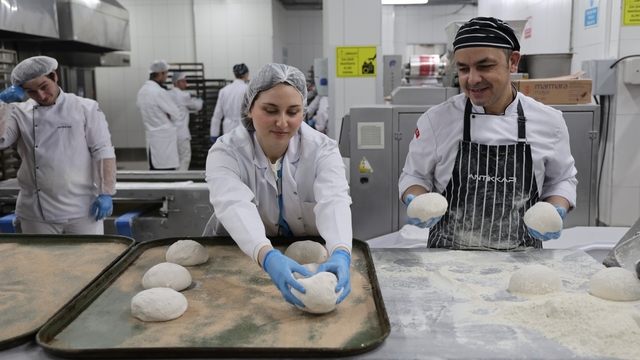 Üniversite öğrencileri kendi elleriyle yaptıkları pideleri iftar çadırında dağıttı