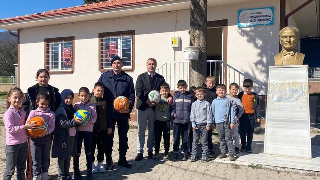 Bilecik'te jandarmadan öğrencilere spor malzemesi desteği