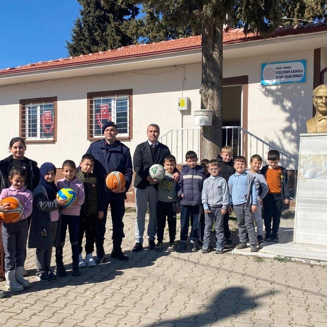 Bilecik'te jandarmadan öğrencilere spor malzemesi desteği