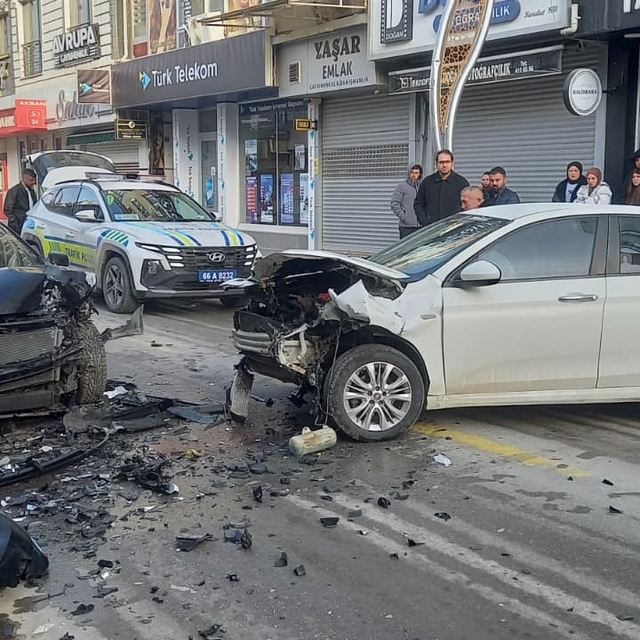 Otomobiller kafa kafaya çarpıştı, 1 yaralı