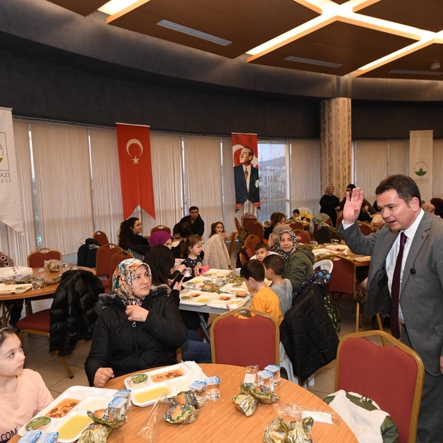 Osmangazi'de dayanışmanın adresi Demirtaş oldu
Başkan Aydın yüzlerce yürekl...