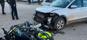 Motosiklet ile otomobil çarpıştı: 1 yaralı