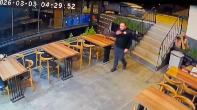 Park ettiği otomobil bir anda geri kaçtı, direğe çarparak durabildi
Araçtan indi, bir anlık dalgınlık pahalıya mal oldu