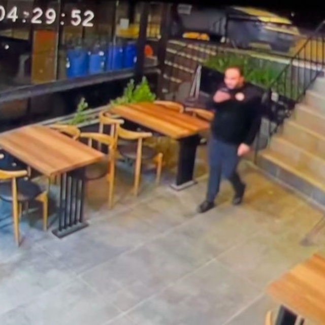 Park ettiği otomobil bir anda geri kaçtı, direğe çarparak durabildi
Araçtan...