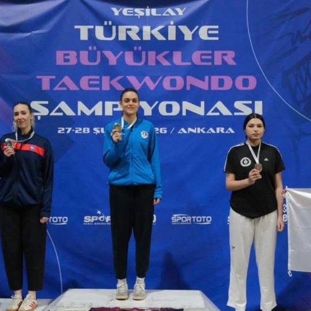 Kağıtsporlu sporculardan madalya yağmuru