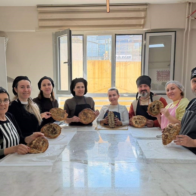 Halk Eğitim kursiyerleri pişirdi, ihtiyaç sahiplerinin sofraları bereketlen...