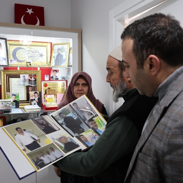 Şehit babası oğlundan kalan koleksiyona gözü gibi bakıyor
Şehit babası oğlu...