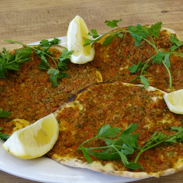 Gaziantep'te AB tescilli lahmacun sarımsaklı ve sebzeli yapılıyor