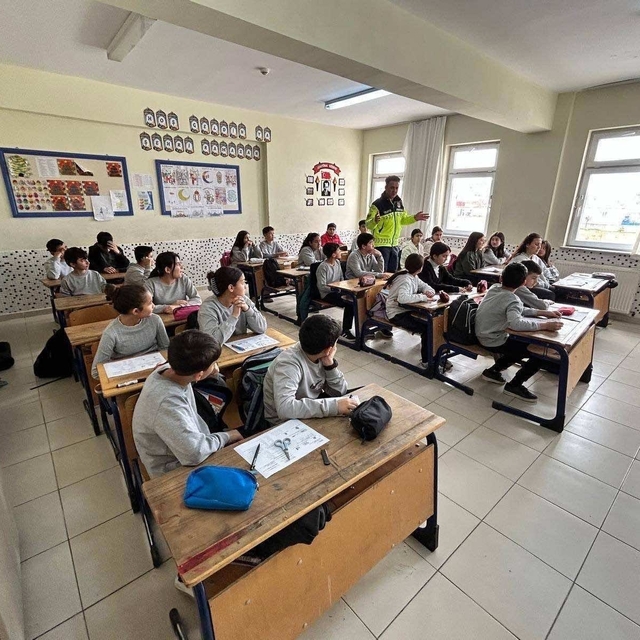 Öğrenci ve öğretmenlere trafik eğitimi verildi