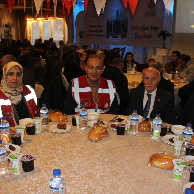 Kayseri Vakıflar Bölge Müdürlüğü'nden her gün 2 bin 500 kişilik iftar yemeğ...
