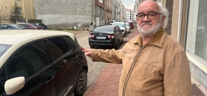 Engelli eşi için evlerinin önündeki sokakta engelli park yeri istiyor