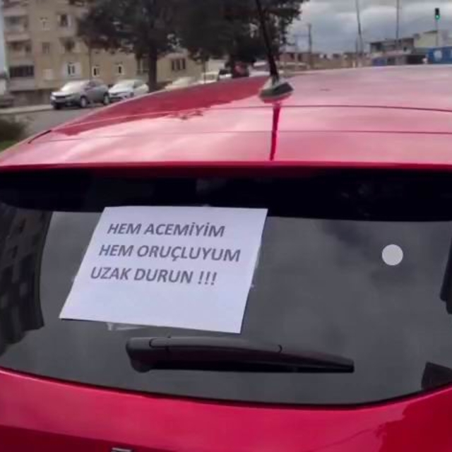 Acemi sürücüden trafikte 'ilginç' önlem