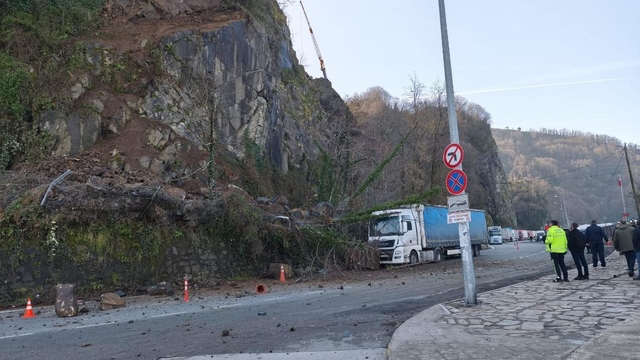 Artvin'de heyelan: Yamaçtan kopan kayalar tırda hasara yol açtı