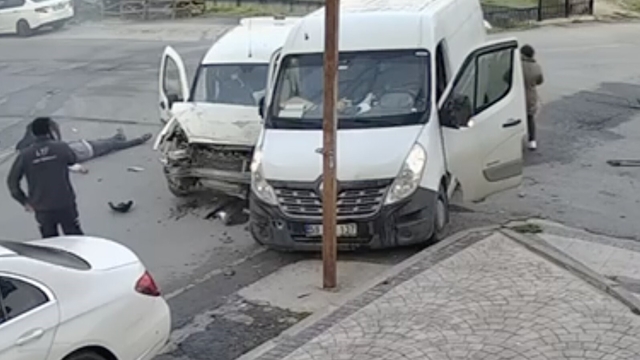 Cadde ile sokağın kesişiminde çarpıştılar: 4 yaralı
