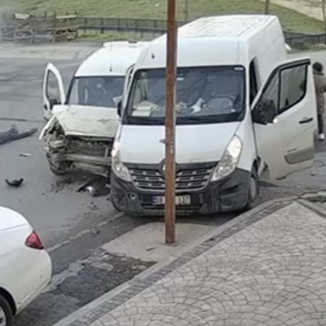 Cadde ile sokağın kesişiminde çarpıştılar: 4 yaralı