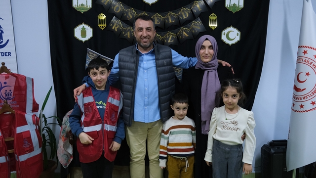Eskişehir'de vefa sofrası: Devlet korumasında yetişen gençler iftarda buluştu
Gönül bağları iftar sofrasında güçlendi: Eskişehir'de "Aile ve Nüfus 10 Yılı" buluşması