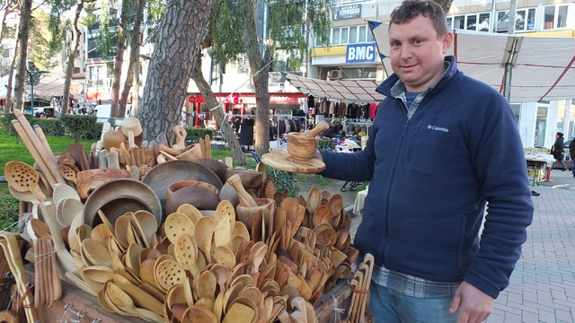 Burhaniye'de zeytin odunları mutfak gereci oldu