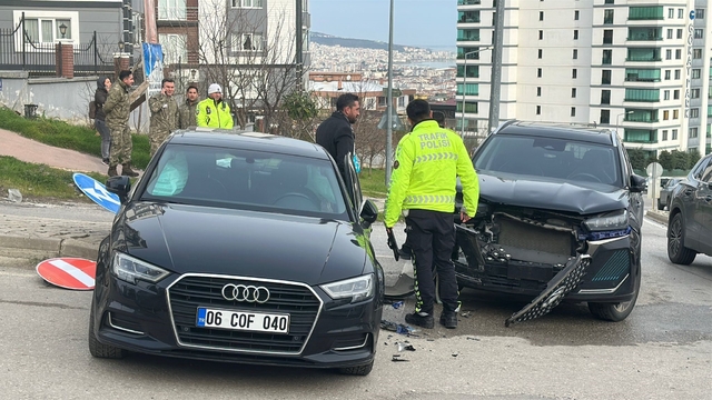 Samsun'da SUV ile otomobil çarpıştı