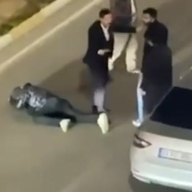 Otomobilinden indirip sopayla dövdüler; o anlar kamerada