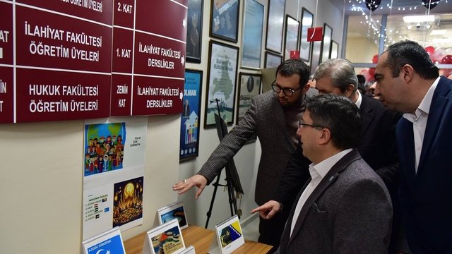 Balıkesir'de geleneksel Ramazan Sokağı kuruldu
Ramazan sokağında öğrencilere iftar verildi