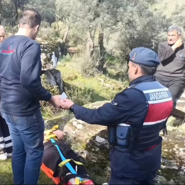 Kayalıktan düşen kadın ekiplerin çalışması ile kurtarıldı