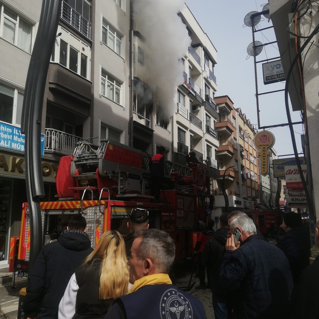 Giresun'da 4 katlı apartmanın ikinci katında çıkan yangın paniğe neden oldu