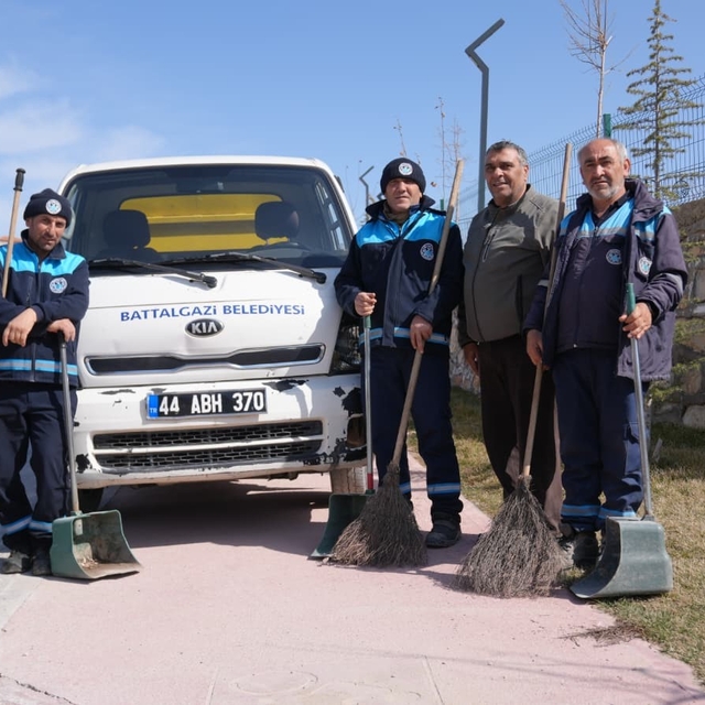 Battalgazi'de Derme Deresi çevresinde temizlik ve yıkama çalışması