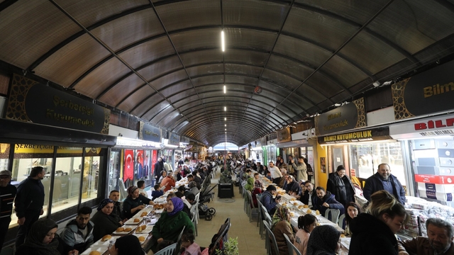 Uzun Çarşı'da iftar sofrası kuruldu