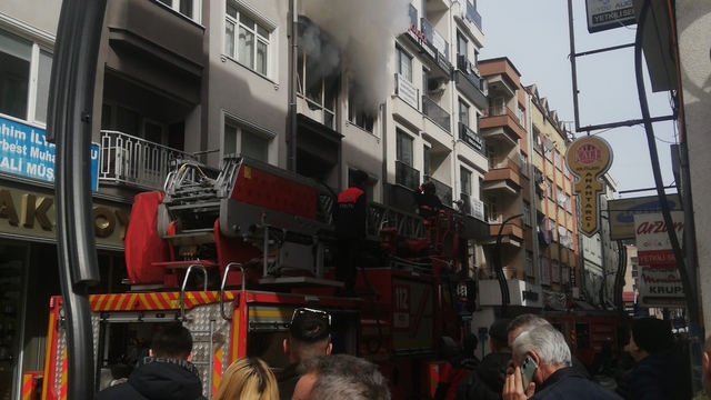 Giresun'da 4 katlı apartmanın ikinci katında çıkan yangın paniğe neden oldu