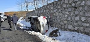 Otomobil istinat duvarına çarptı; 2'si ağır, 5 yaralı