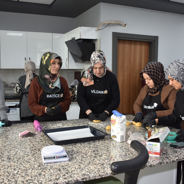 Kadınlar bu kursta hem öğreniyor, hem ailelerine destek oluyor
Hendekli kad...