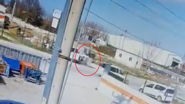 Dönüş yapan minibüse çarpan motosikletin sürücüsü yaralandı; kaza kamerada