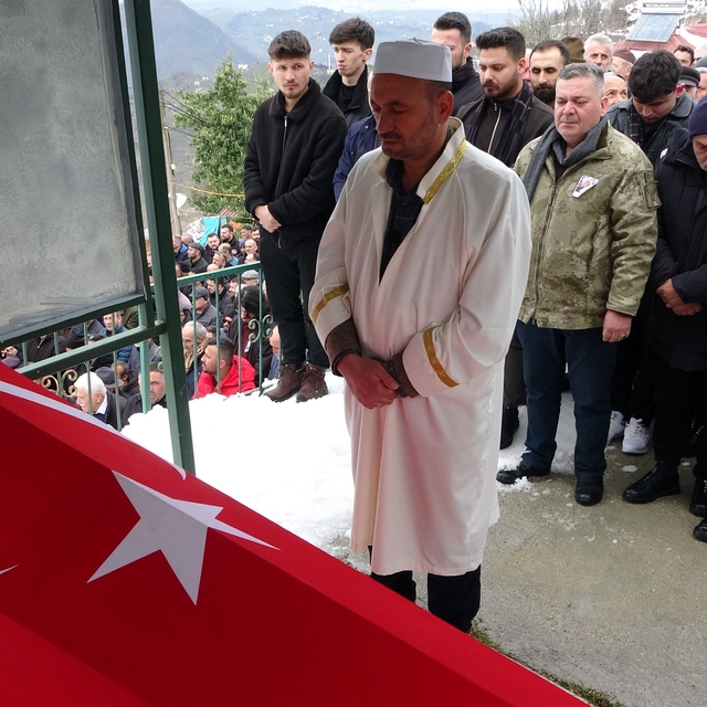 Motosiklet kazasında hayatını kaybeden astsubay, Ordu'da toprağa verildi
Ge...