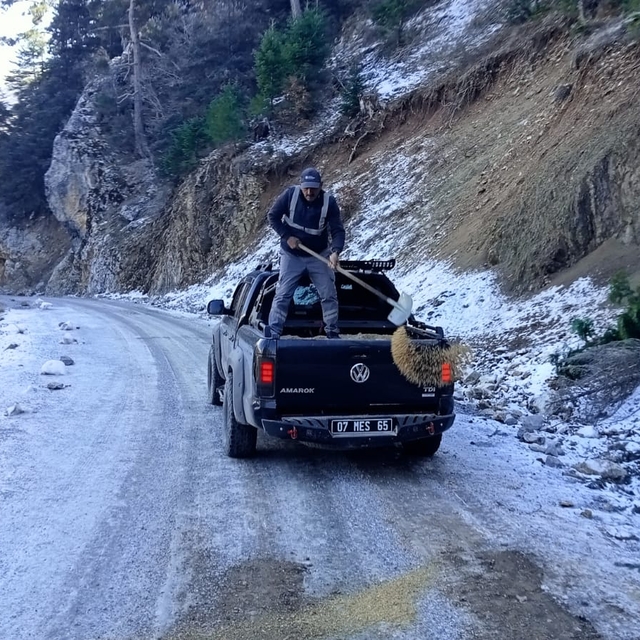 Antalya'nın yüksek kesimlerinde buzlanma olan yollarda tuzlama çalışması ya...