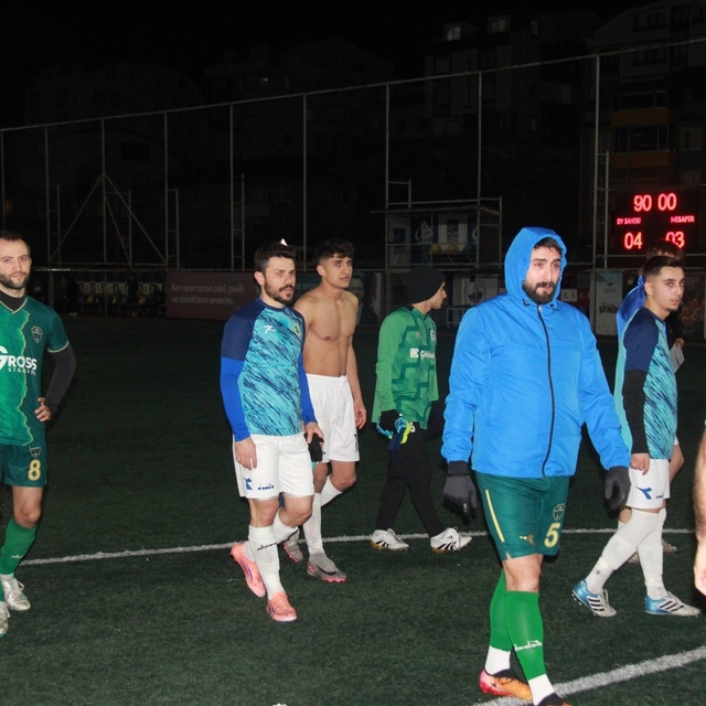 Kocaeli'de rakipleri gol atsın diye yere yatan futbolcuların savunmaları al...