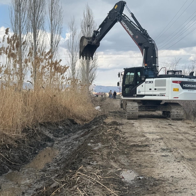 Tuzluca'da 10 kilometrelik sulama hattı temizleniyor