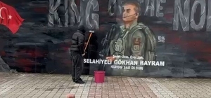 Şehidin resmini grafiti yapan gence Başkan Doğan'dan hediye
