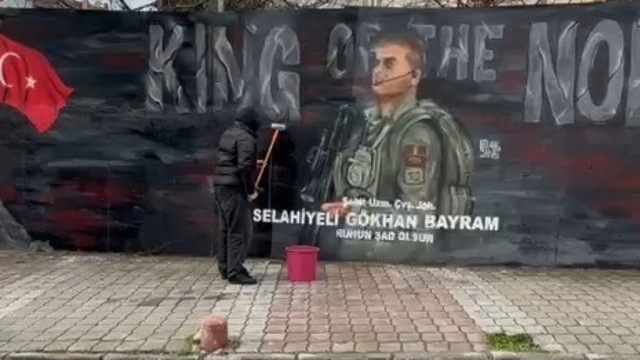 Şehidin resmini grafiti yapan gence Başkan Doğan'dan hediye