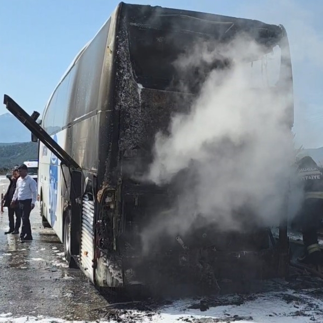 Yolcu otobüsü yandı, bagajdaki 3 tavuk telef oldu