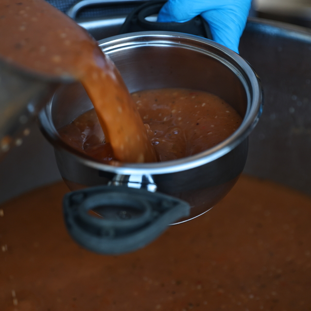 Antalya Büyükşehir Belediyesi ekipleri ramazanda sıcak yemek dağıtımını sür...