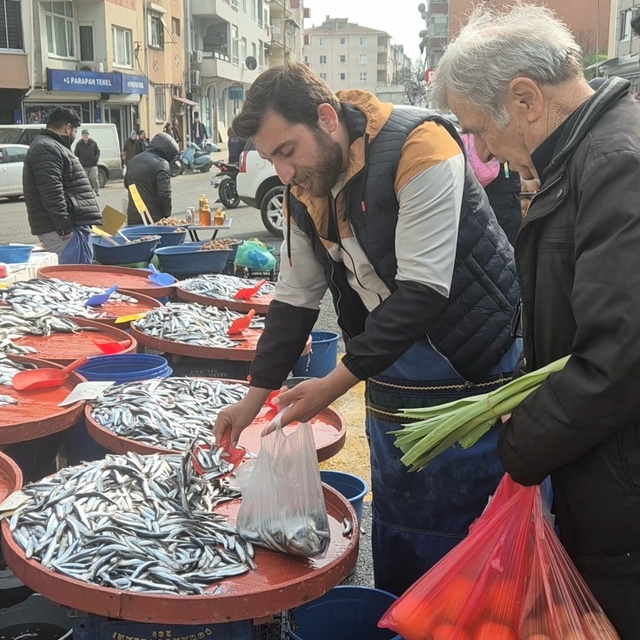 Tekirdağ'da hamsi 50 TL'ye düştü
