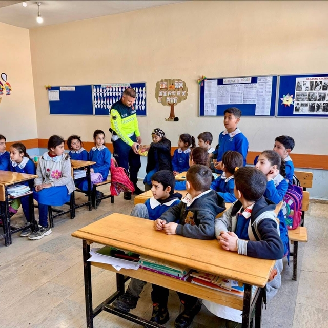 Muş'ta öğrencilere jandarmadan trafik eğitimi