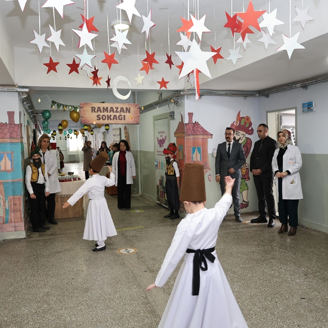 Ağrı Valisi Bozkurt, Ramazan etkinliklerinde öğrencilerle bir araya geldi