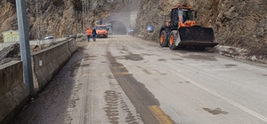 Gümüşhane’de heyelan sonrası kapanan yol yeniden ulaşıma açıldı